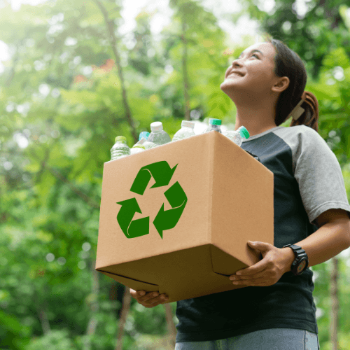 Personne triant des déchets dans une boîte en carton