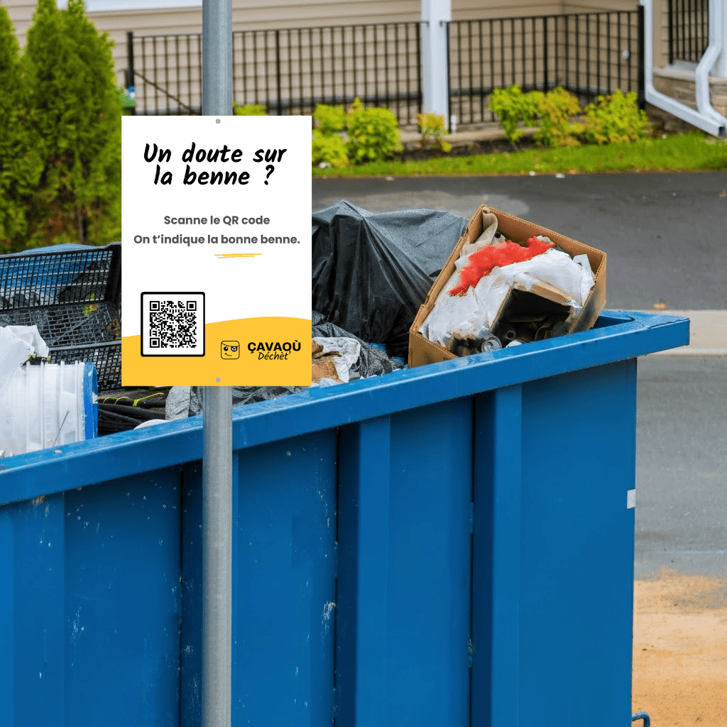 Affiche QR code Çavaoù Déchèt' sur une benne en déchèterie